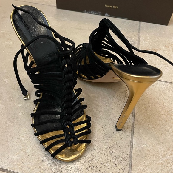 Gucci Shoes - Gucci kid scamosciato nero heel